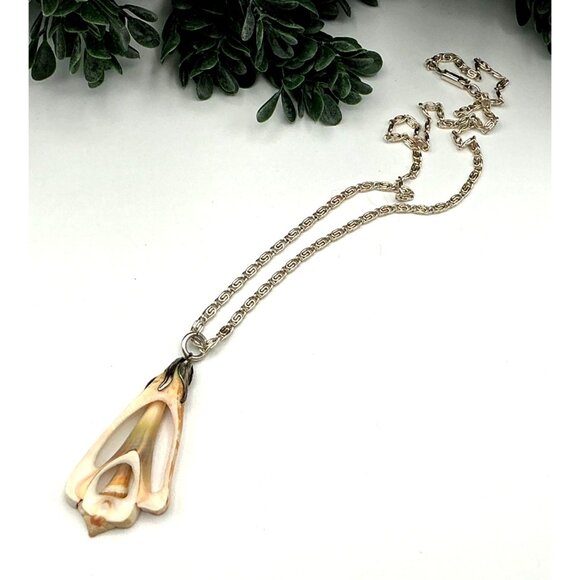 Vintage inspired Shell Pendant Necklace With Silver-Tone Chain - Picture 3 of 5